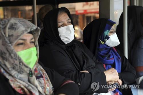 마스크를 쓰고 외출한 테헤란 시민들