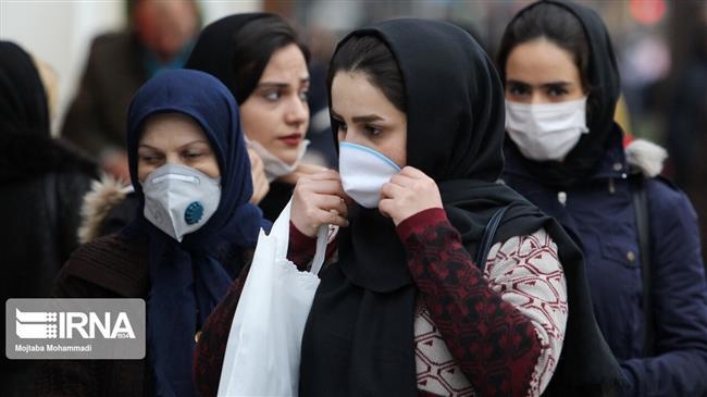 마스크를 쓰고 외출한 이란 라슈트시 시민들