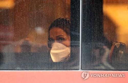 마스크를 쓰고 버스에 탄 테헤란 시민