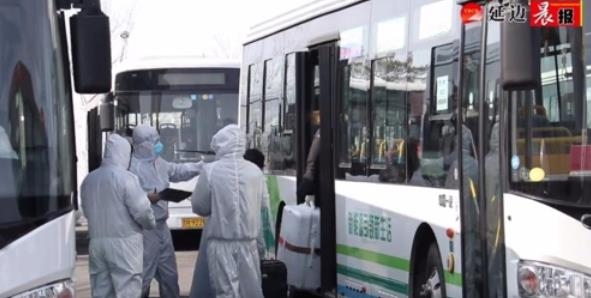 25일 한국에서 중국 지린성 옌지 공항에 도착한 승객들이 목적지별 버스에 탑승하는 모습[옌볜신보 캡처]