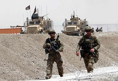 2017년 8월 아프가니스탄 남부 칸다하르 주 자폭 테러 현장을 경계하는 북대서양조약기구(NATO)군. [EPA=연합뉴스]