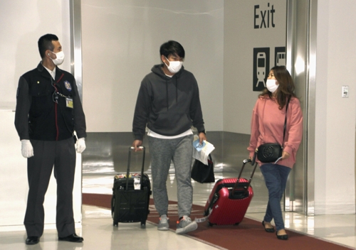 나리타공항으로 입국한 한국발 항공편 승객들