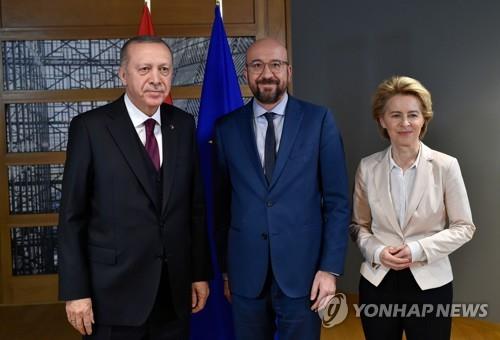 에르도안 터키(좌) 대통령과 미셀(중) EU정상회의 의장, 폰데어라이엔 EU집행위원장