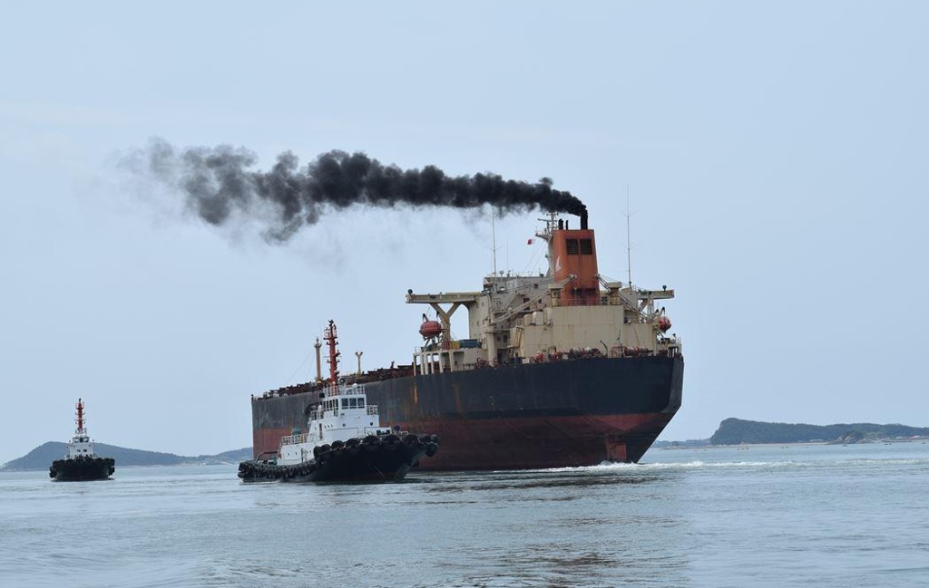 대기오염 물질 배출하는 대형 선박