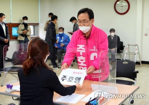 총선 후보 등록하는 주호영 (대구=연합뉴스) 김현태 기자 = 제21대 총선에서 대구 수성갑에 출마하는 미래통합당 주호영 후보가 26일 오전 대구 수성구선거관리위원회에서 후보 등록을 하고 있다. 2020.3.26 mtkht@yna.co.kr(끝)