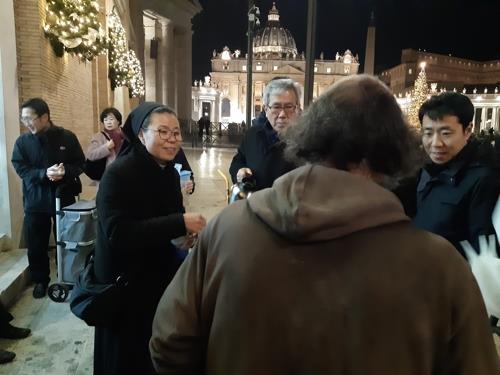 (바티칸시티=연합뉴스) 전성훈 특파원 = 바티칸 성베드로광장에서 지내는 노숙인과 반갑게 인사하는 박야고보 수녀. 2019. 12. 5.