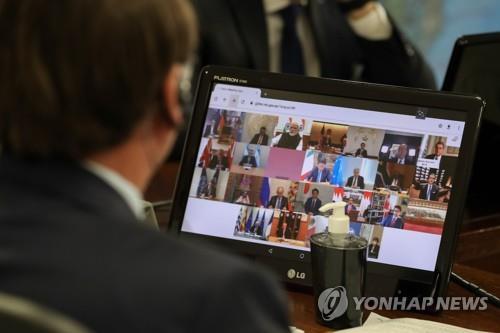 컴퓨터 화면을 통해 G20 정상회의를 하고 있는 브라질 대통령