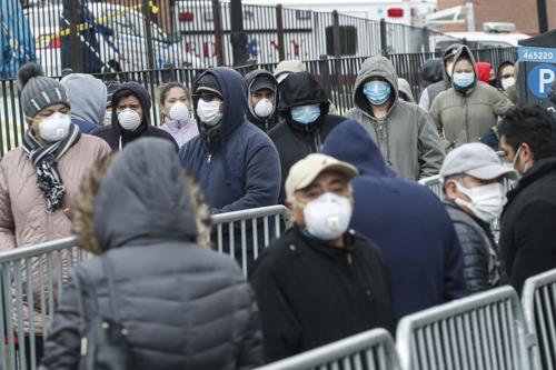 뉴욕 퀸스의 한 병원 앞에서 코로나19 검사 기다리는 시민들