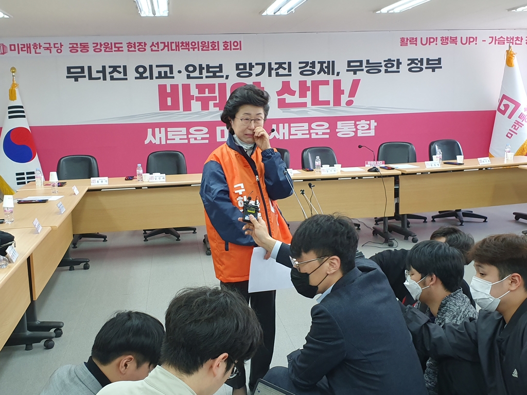 눈물 흘리는 한국경제당 이은재