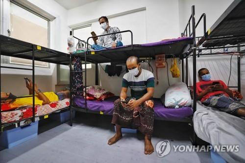 싱가포르 당국이 격리한 외국인 노동자들이 머무는 기숙사 실내 모습 2020.4.7
