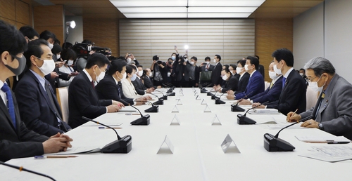 아베 일본 총리 주재 코로나19 대책회의