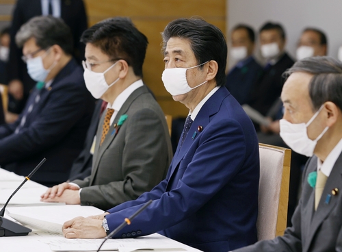 코로나19 긴급사태 확대하는 아베 신조 일본 총리