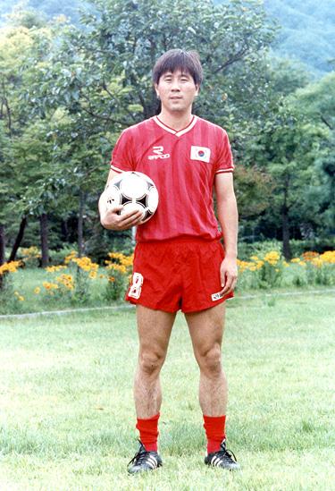1990년 이탈리아 월드컵 직전 축구대표팀 유니폼을 입고 포즈를 취한 고(故) 정해원
