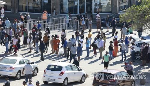 19일 케이프타운 카옐리차의 한 몰에서 주민들이 사회적 거리두기 없이 줄 서 있다 