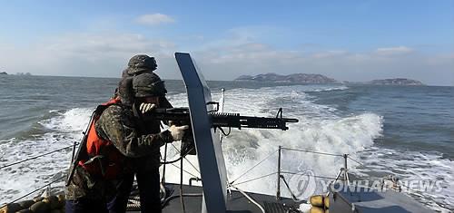 32사단 태안 해안소대 장병들이 적 침투에 대비해 해상경계 임무를 하고 있다. [연합뉴스 자료사진]