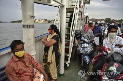 인도 남부 코치에서 마스크를 쓰고 여객선을 탄 주민들. [AP=연합뉴스]