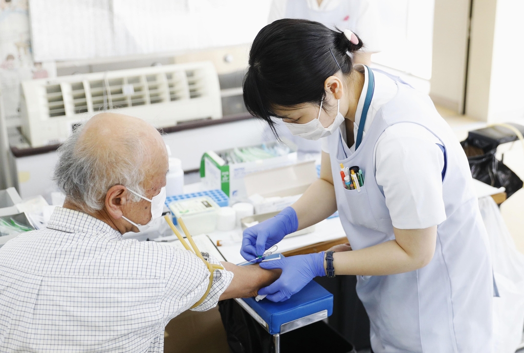 (미야기현 교도=연합뉴스) 일본 미야기(宮城)현 나토리시(市)의 병원에서 한 노인이 코로나19 항체 보유 여부를 확인하기 위한 채혈 검사를 받고 있다. 