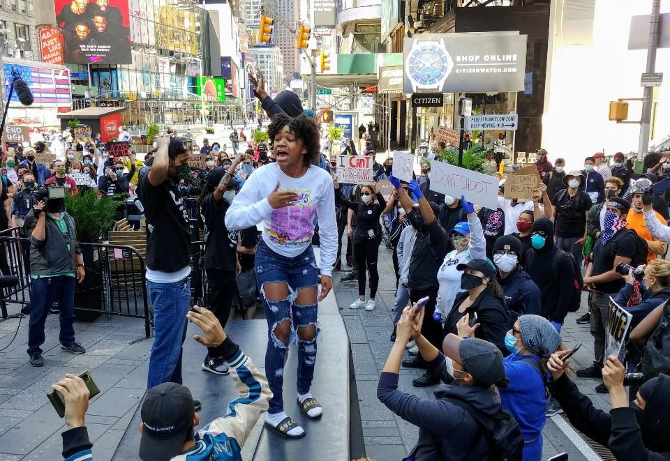 뉴욕 타임스스퀘어의 인종차별 항의시위