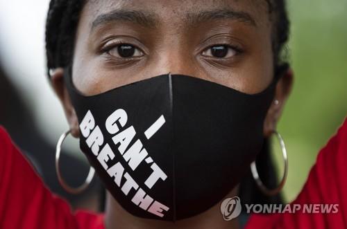 3일 미국 워싱턴DC에서 한 시위대원이 '난 숨쉴 수 없다'는 마스크를 쓰고 있다.