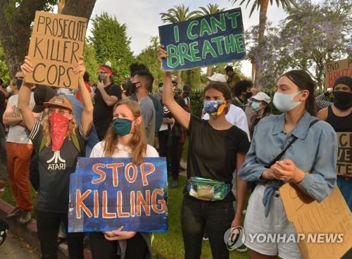 LA 시장 관사 앞에서 펼쳐진 흑인 사망 사건 항의 시위