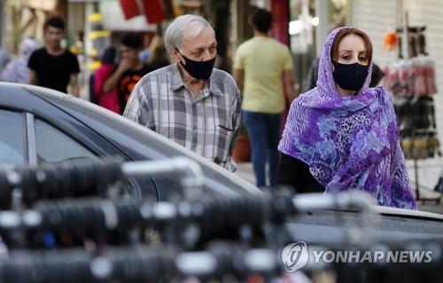 마스크를 쓰고 외출한 이란 시민