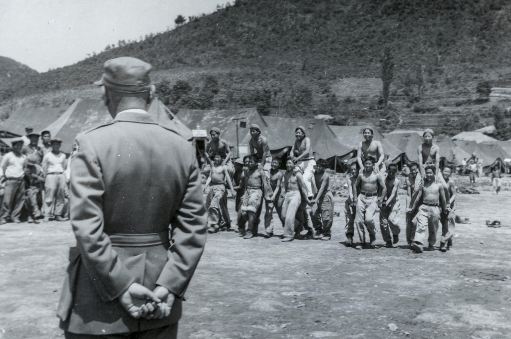 한국 전쟁 당시 포로수용소에서 기마 싸움하는 수감자들