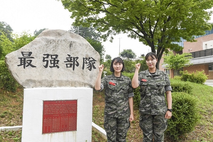 김교령 중사(왼쪽)와 김미경 대위