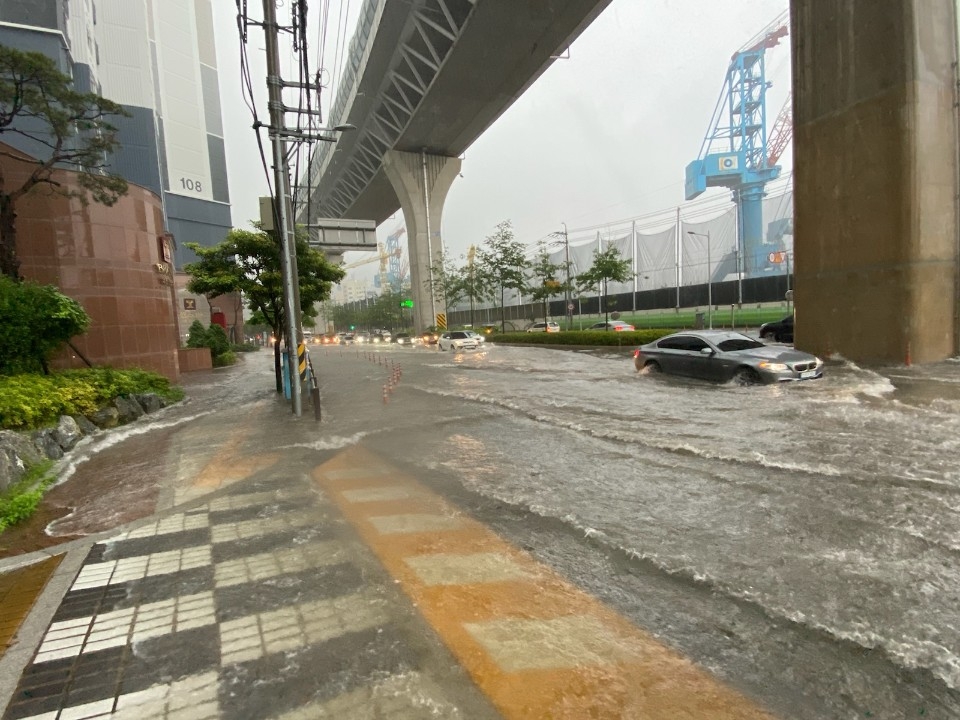 도로에 물 가득한 부산 영도구 도로