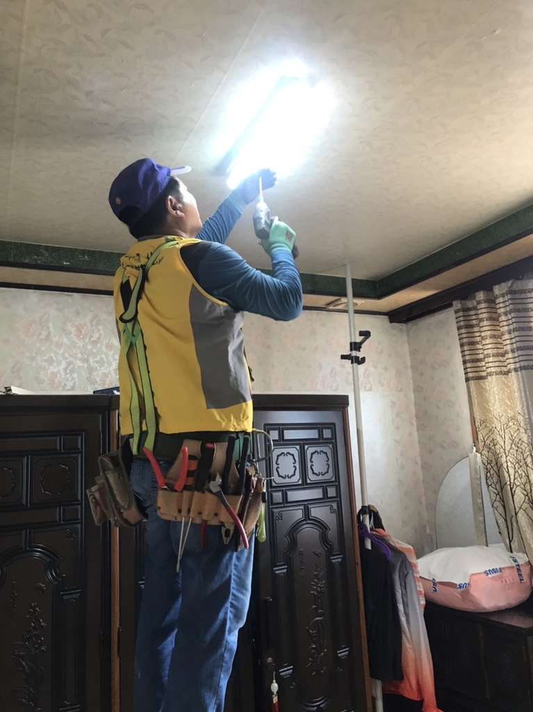 누워서 불끄는 전등 설치 작업