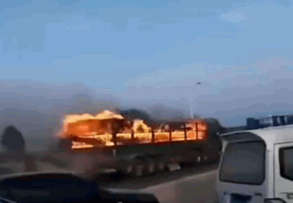 "인명피해 막으려" 중국서 불붙은 화물차 몰고 질주한 운전기사