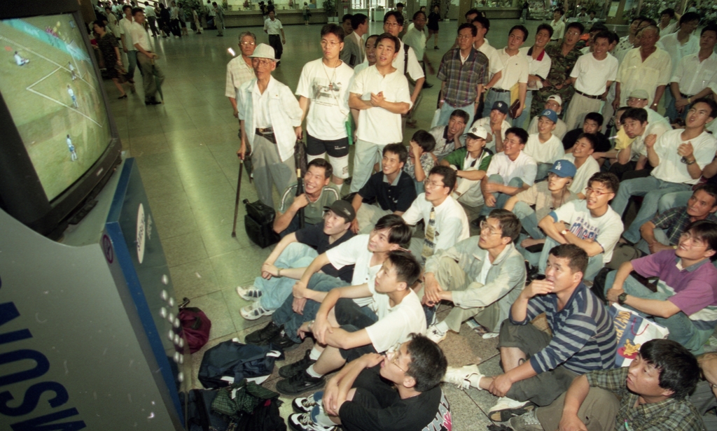 여행 떠나기 전 올림픽 축구 중계방송 보는 시민들. 1996년 서울역 