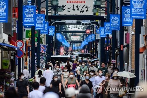 (도쿄 AP=연합뉴스) 1일 일본 도쿄의 상점가가 행인들로 붐비고 있다.