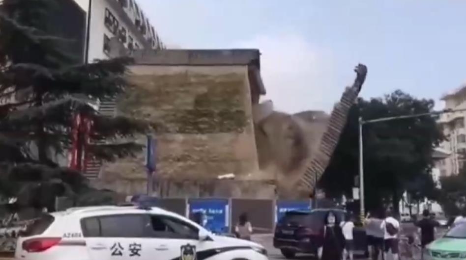 중국 시안 도심에서 성벽 붕괴…행인·차량 '화들짝'