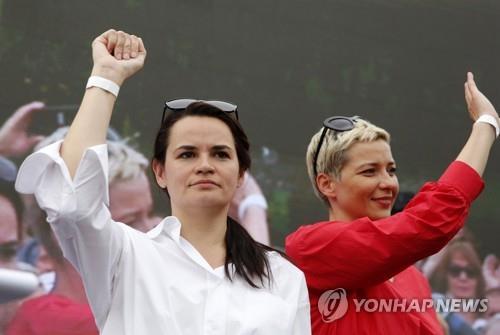 벨라루스 여성 대선 후보 스베틀라나 티하놉스카야(왼쪽)가 지난달 19일 집회서 지지자들의 환호에 답하며 손을 들어 보이고 있다.[epa=연합뉴스 자료사진] 