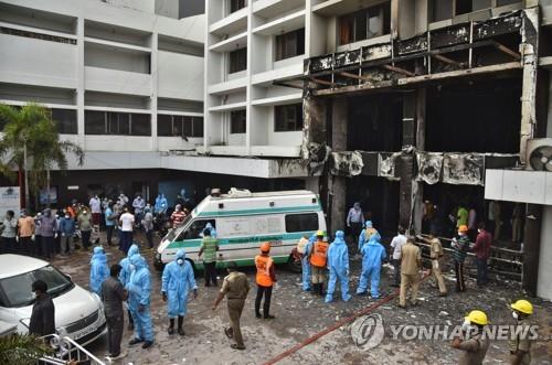 인도 병원이 코로나19 환자 격리시설로 쓰던 호텔에 화재
