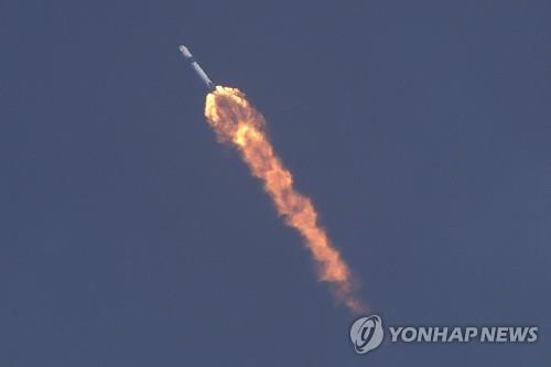 미국 첫 민간 유인우주선 탑재한 스페이스X 로켓이 지난 5월30일(현지시간) 발사했다. [AP=연합뉴스 자료사진]