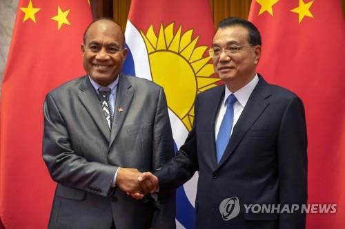 타네티 마마우 키리바시 대통령(왼쪽)과 리커창 중국 총리[EPA=연합뉴스 자료사진]