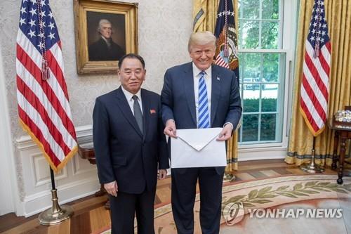 김정은 북한 국무위원장의 친서를 2018년 전달받은 뒤 기뻐하던 도널드 트럼프 미국 대통령.[댄 스카비노 백악관 소셜미디어 국장 트위터 캡처]