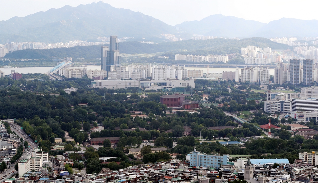 남산 서울타워에서 본 용산 미군기지. 빌딩숲에 둘러싸여 있지만, 녹지공간이 많다. 2020년 [연합뉴스 자료사진]