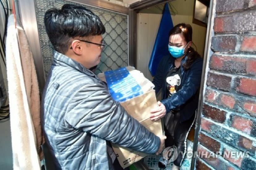 자가격리 물품 전달받는 외국인 유학생