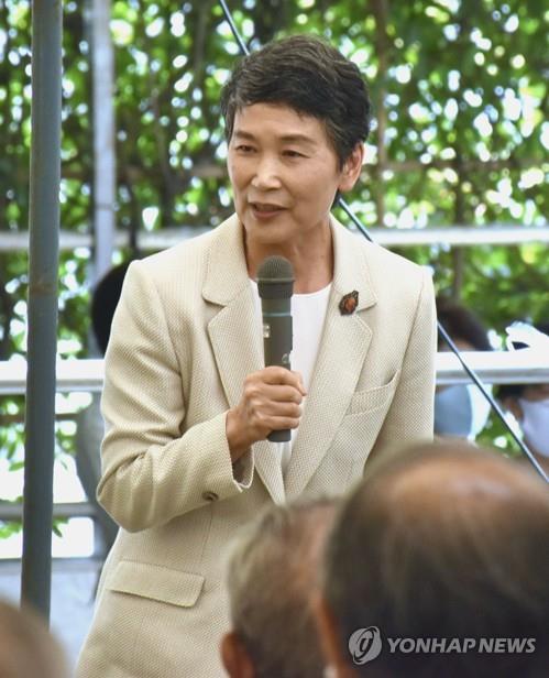 지지자들에게 인사하는 스가 일본 총리의 부인