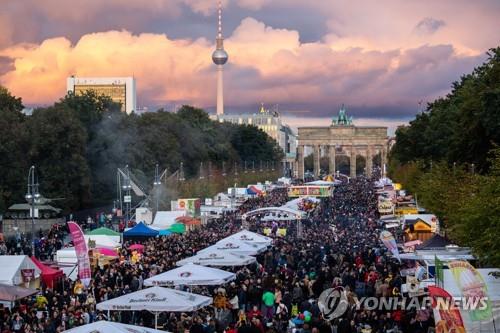 (베를린 EPA=연합뉴스) 지난해 10월 3일(현지시간) 독일 통일 29주년을 기념해 베를린 '6월 17일 거리'에서 '독일 통일의 날'(Day of German Unity) 축제가 진행되고 있다. ucham1789@yna.co.kr