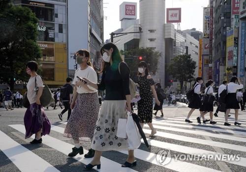 마스크 쓴 행인들로 붐비는 도쿄 시부야 거리. [EPA=연합뉴스 자료사진]