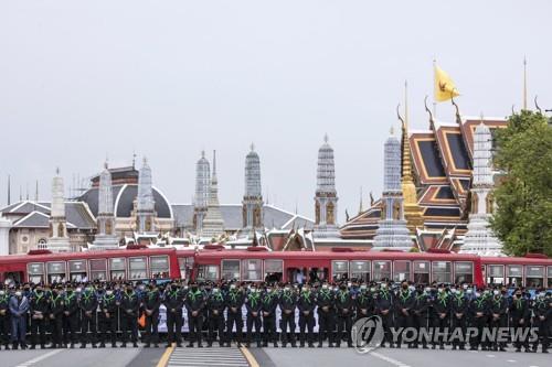 비무장한 경찰이 태국 왕궁 앞을 가로막은 모습. 2020.9.20