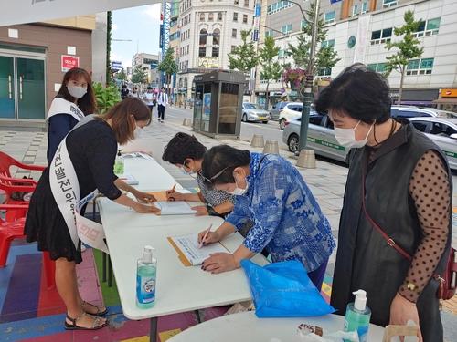 충북본부 폐지 반대 서명하는 제천 시민들 