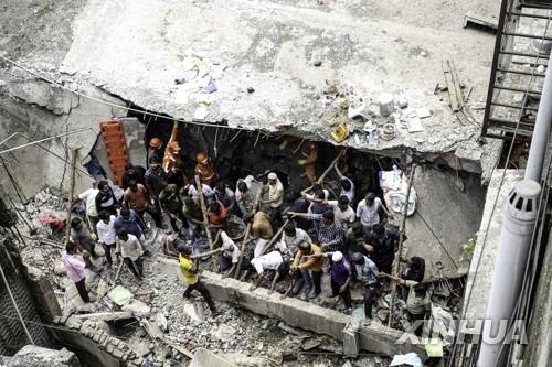 21일 인도 뭄바이 인근 비완디에서 무너진 3층 건물 구조 현장. [신화=연합뉴스]