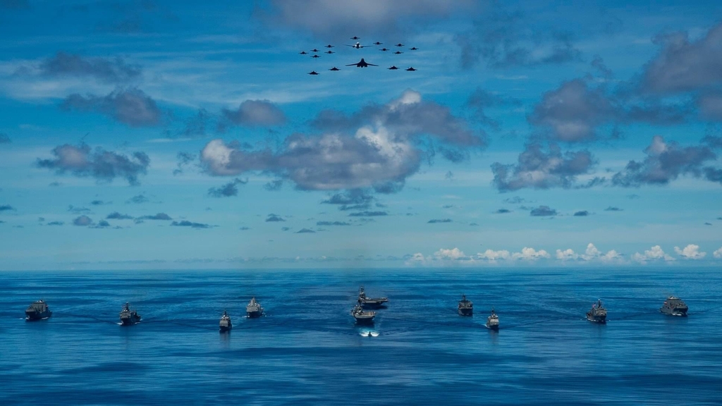 필리핀해에서 '용감한 방패' 작전 벌이는 미군 함정과 B-1B 등 군용기들