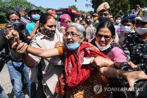 인도 '불가촉천민' 여성 또 성폭행 사망…민심 들끓어