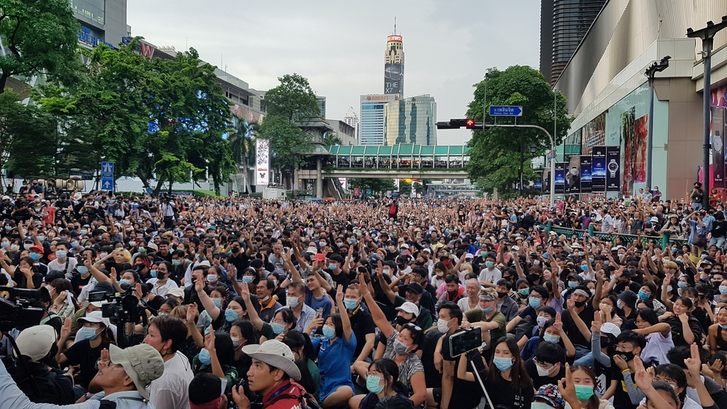 방콕 중심가 랏차쁘라송 네거리 도로를 완전히 점령한 반정부 집회 참석자들이 세 손가락 경례를 하는 모습. 2020.10.15