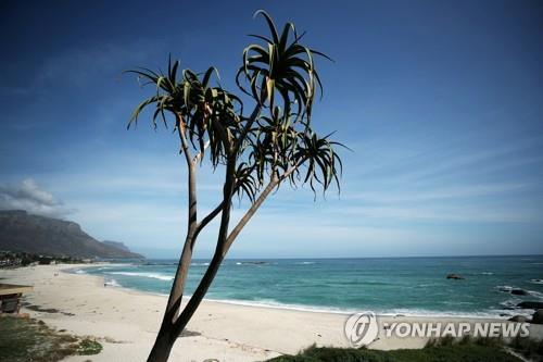 외국 관광객에게 인기 있는 남아공 케이프타운의 캠프스 베이 해변